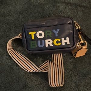 Beautiful crossbody navy blue soft lather.